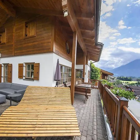 Schoeneben Hohe Tauern Blick Semesterbostad Wald im Pinzgau
