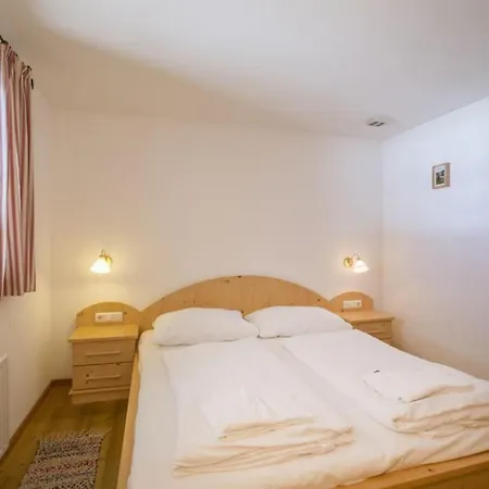 Semesterbostad Schoeneben Hohe Tauern Blick Wald im Pinzgau