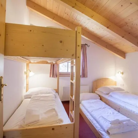 Schoeneben Hohe Tauern Blick Wald im Pinzgau