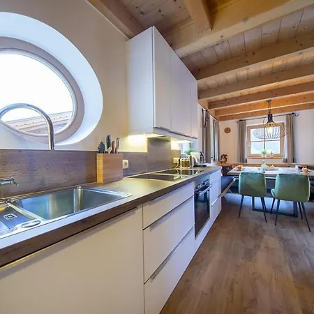 Schoeneben Hohe Tauern Blick Wald im Pinzgau