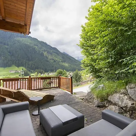 Schoeneben Hohe Tauern Blick Semesterbostad Wald im Pinzgau