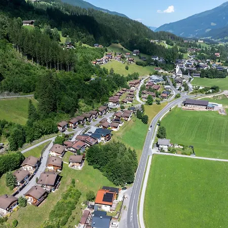 Semesterbostad Schoeneben Hohe Tauern Blick Wald im Pinzgau