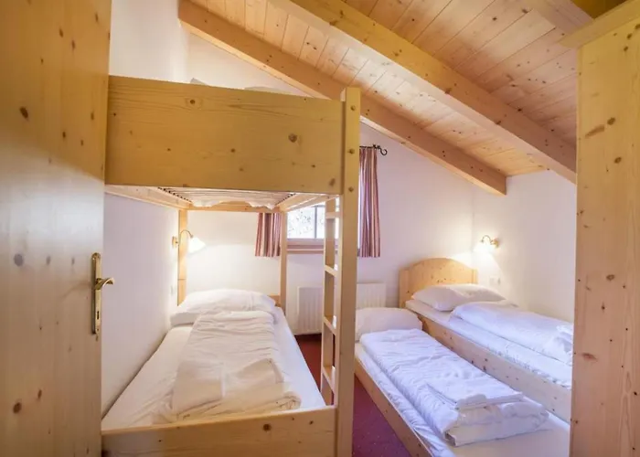 Schoeneben Hohe Tauern Blick Wald im Pinzgau