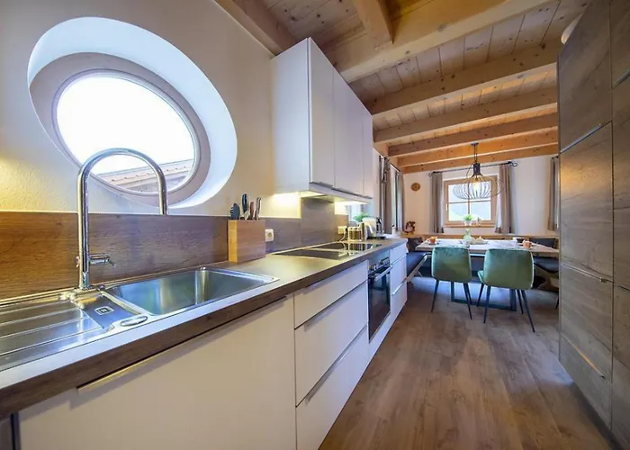 Schoeneben Hohe Tauern Blick Wald im Pinzgau