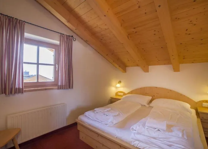 Schoeneben Hohe Tauern Blick Wald im Pinzgau